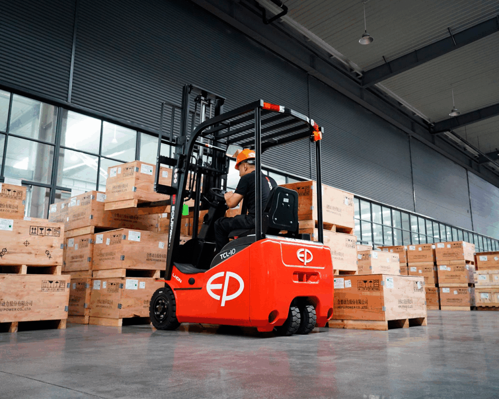 TCL101-vista-trasera-cargando-cajas