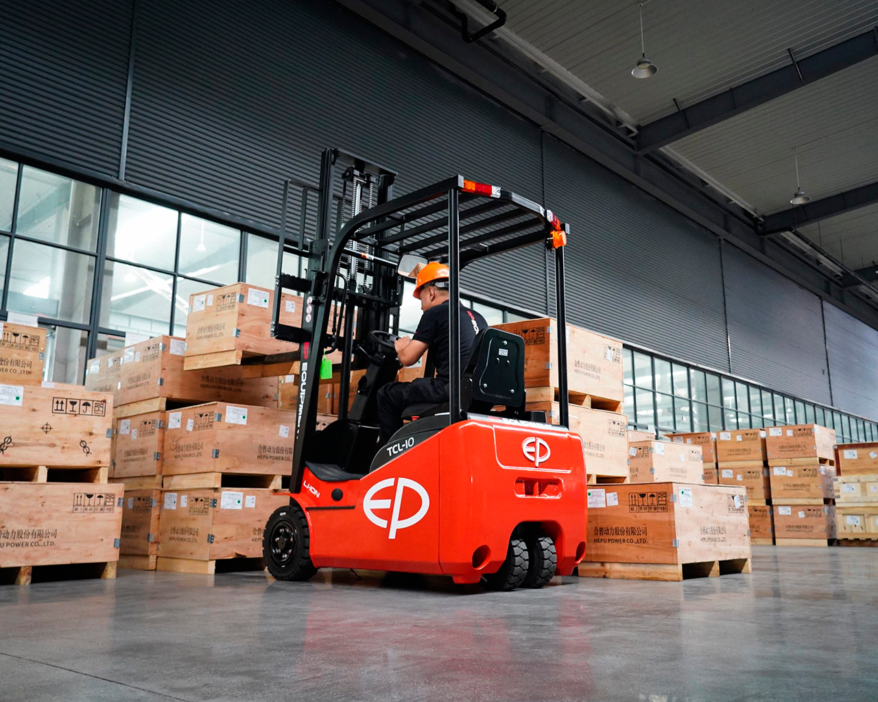 TCL101-vista-trasera-cargando-cajas