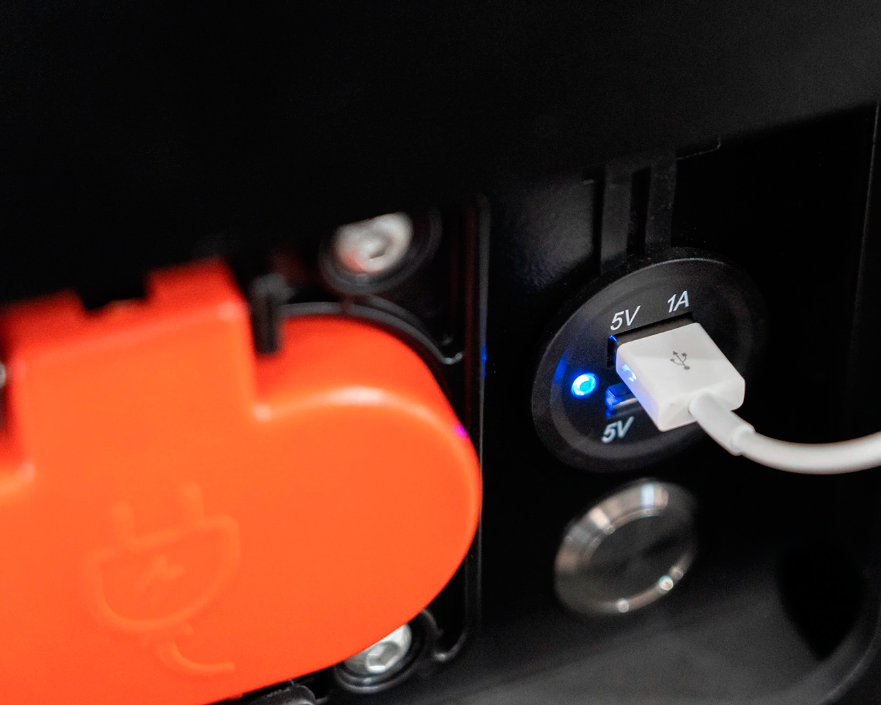 TPL251-detalle-cargador-puerto-usb