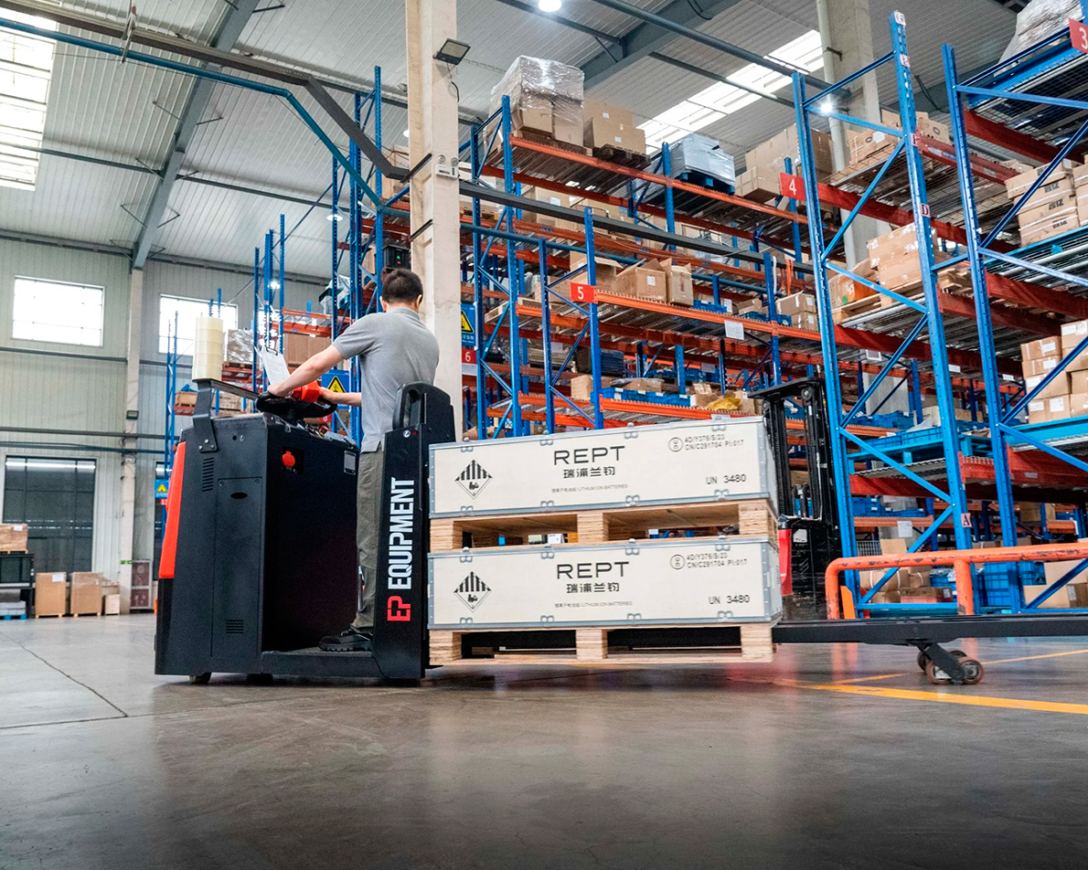 TPL251-vista-lateral-cargando-palets