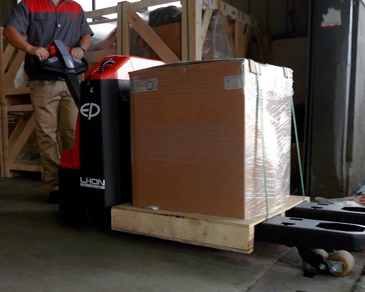 WPL202-vista-frontal-cargando-cajas