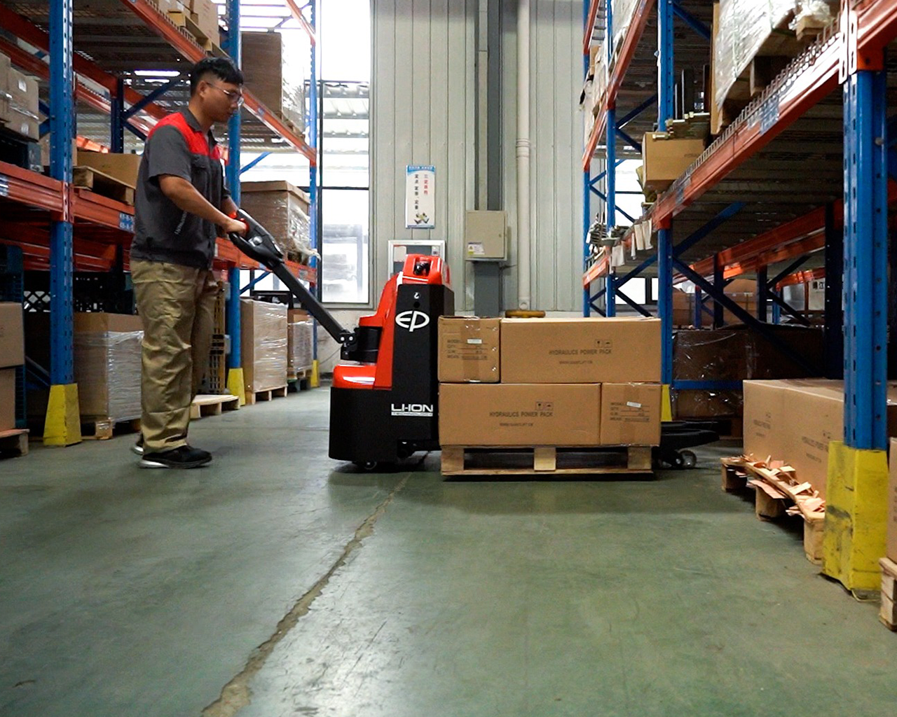 WPL202-vista-lateral-cargando-cajas