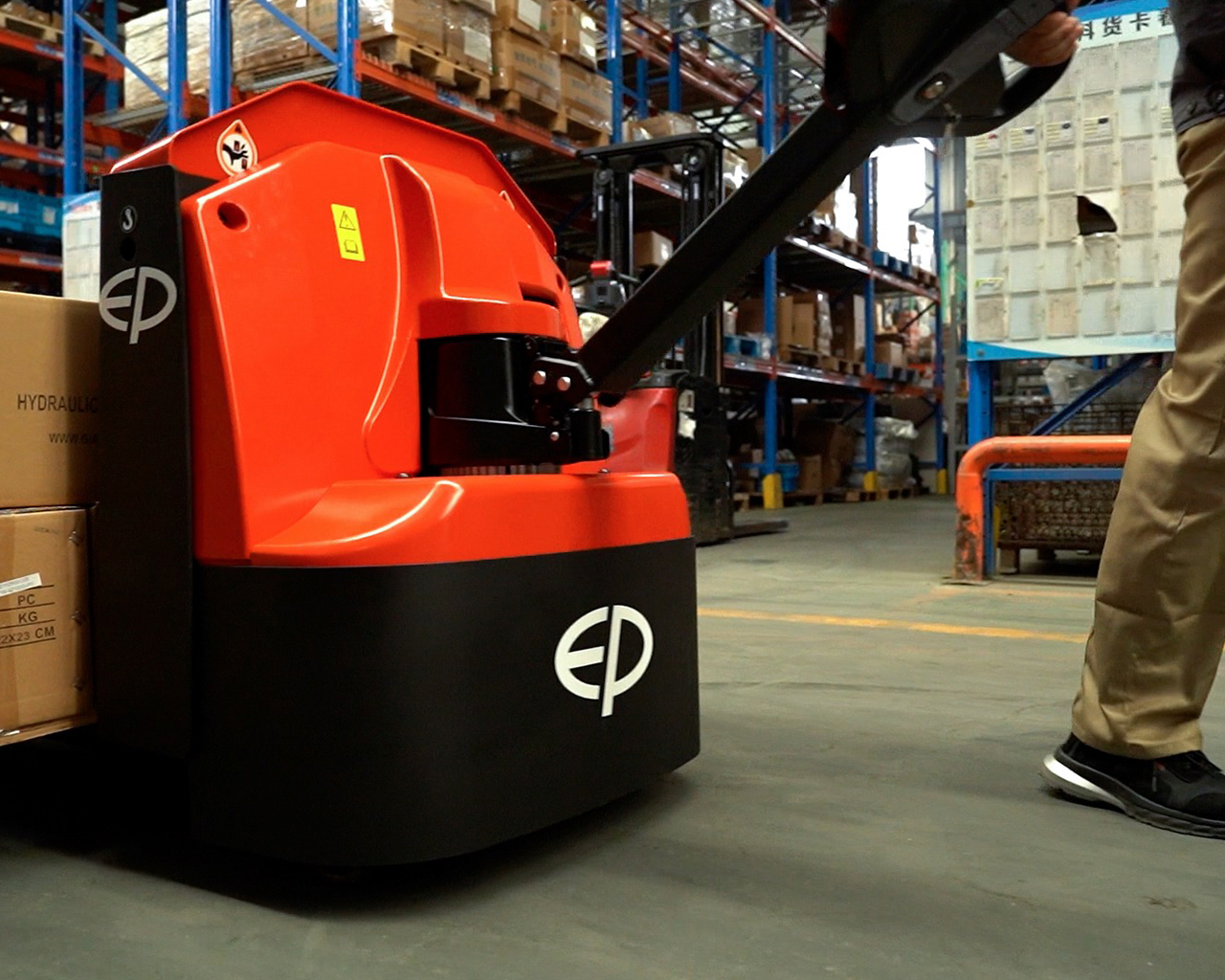 WPL202-vista-trasera-cargando-cajas-detalle