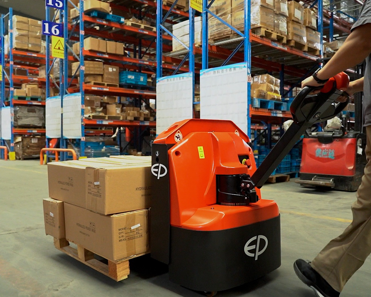 WPL202-vista-trasera-cargando-cajas-hacia-delante