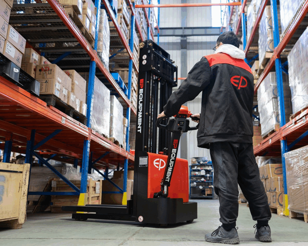 apilador-esl122-cargando-mercancia