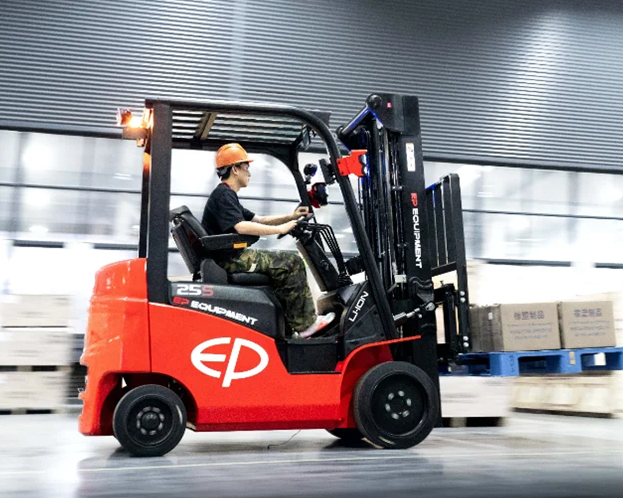 EFLA251-vista-lateral-cargando-material