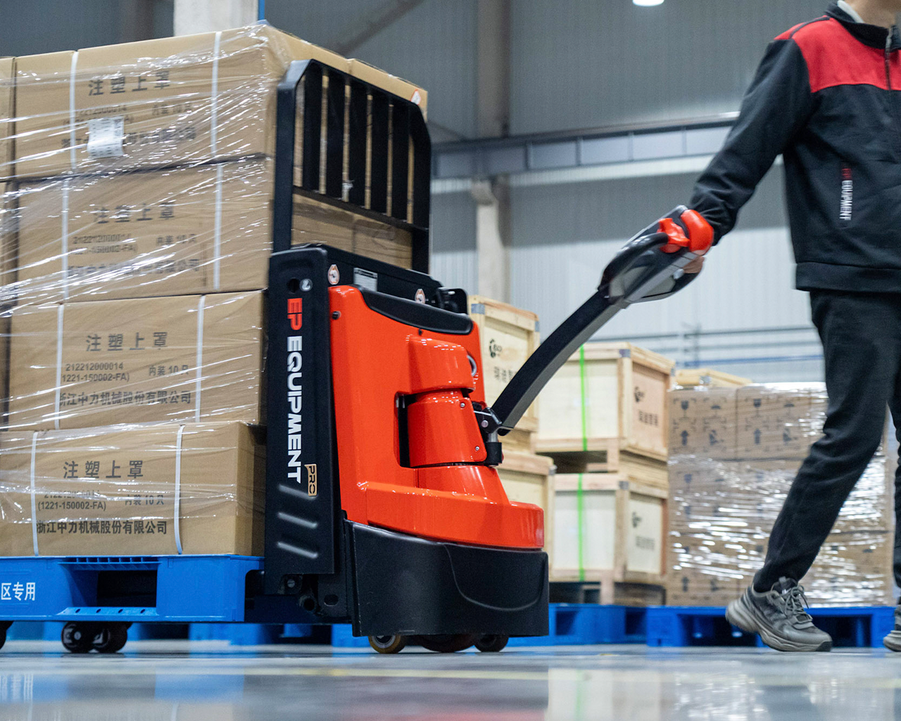 Wal20-pro-moviendo-carga-frontal