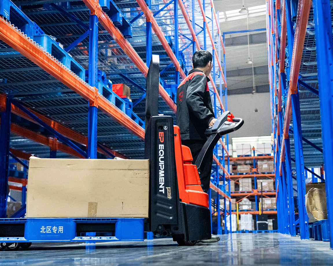 Wal20-pro-vista-lateral-moviendo-carga